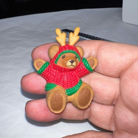 Hallmark Vintage Christmas Teddy In Sweater‎ and Antlers  Brooch - Picture 3 of 11